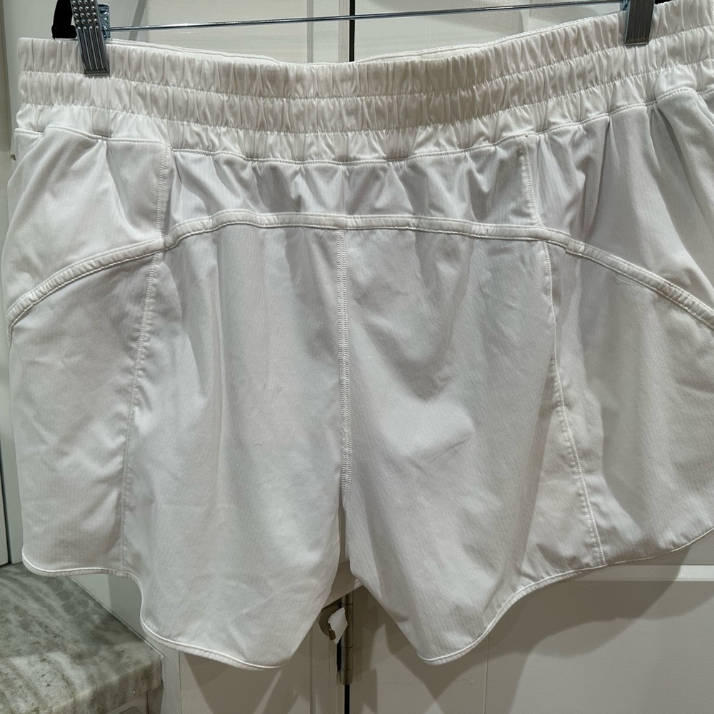 (2188) LULULEMON Track that Short 5" in Sz 20 - Picture 7 of 8